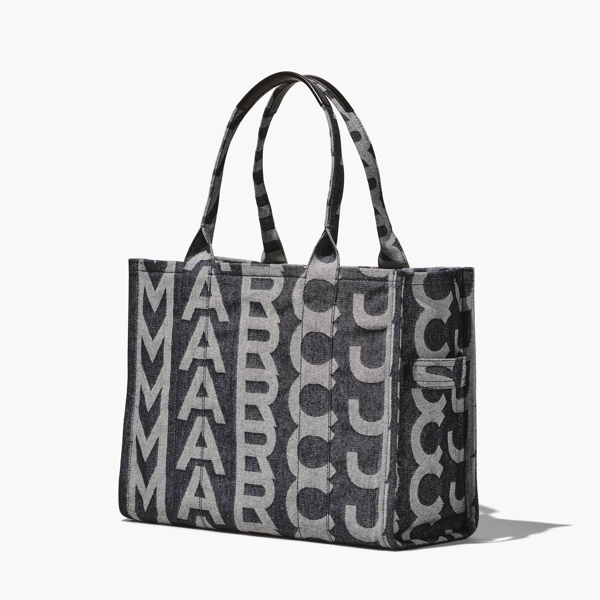 Marc Jacobs Monogram丹寧系列The Tote Bag 托特包(大) 。NT$16,900。（俊思提供）