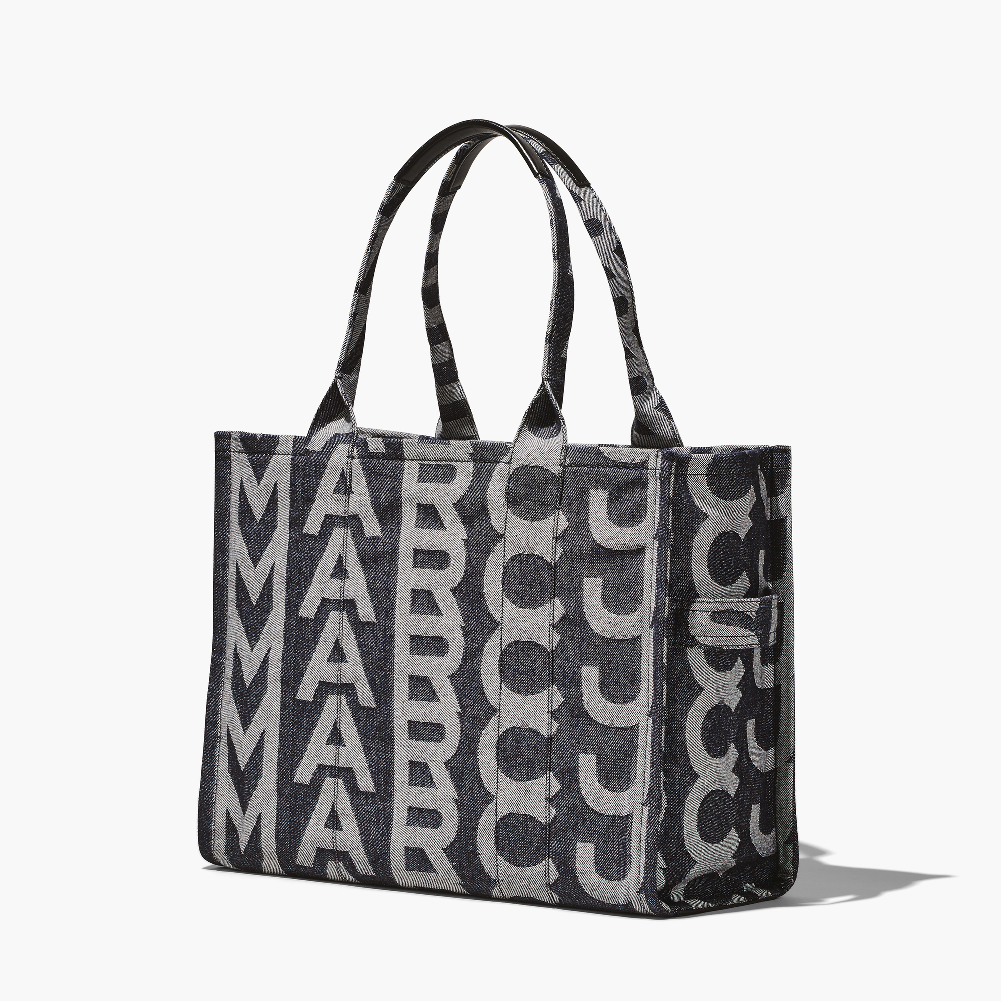 Marc Jacobs Monogram丹寧系列The Tote Bag 托特包(大) 。NT$16,900。（俊思提供）