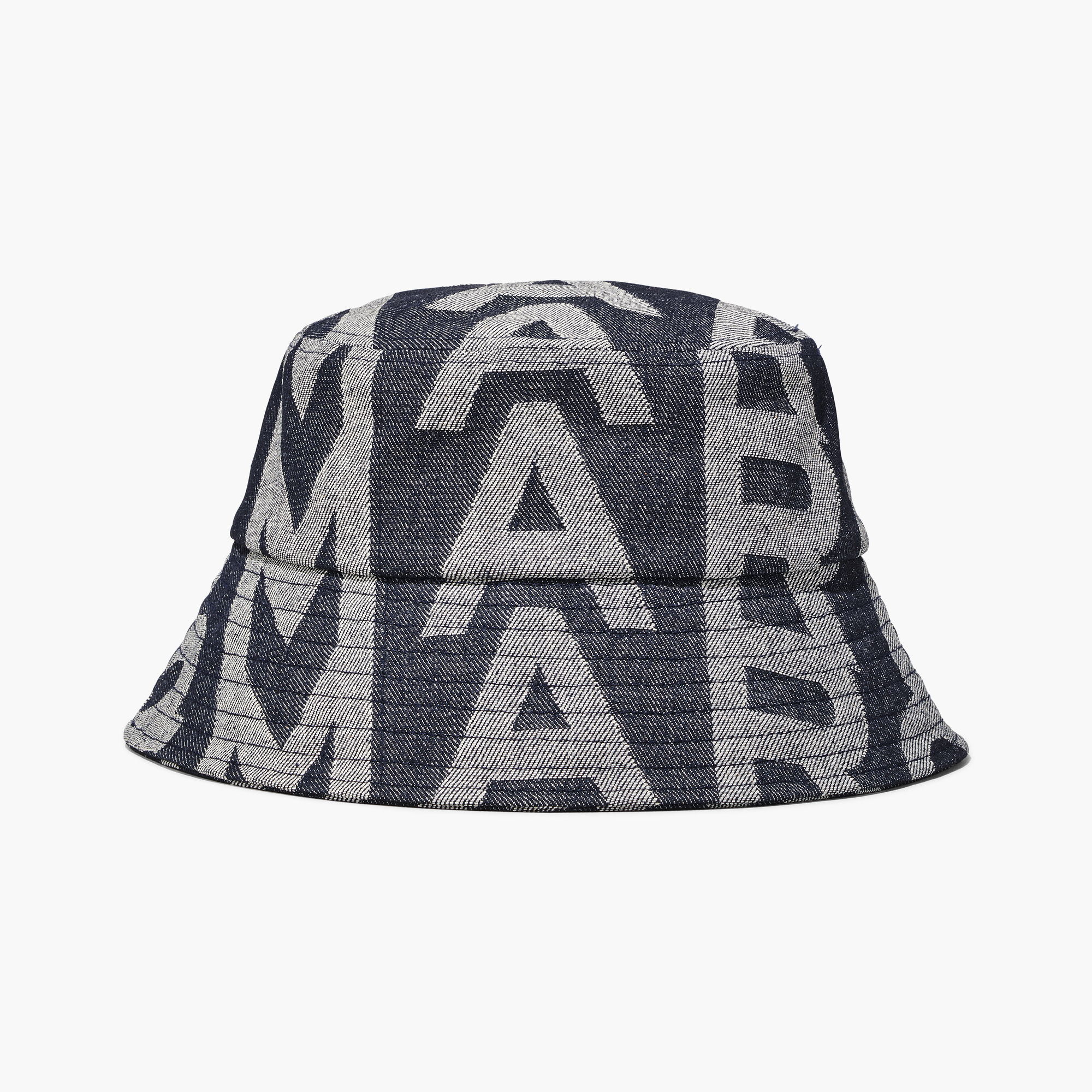 Marc Jacobs Monogram丹寧系列漁夫帽。NT$8,290。（俊思提供）
