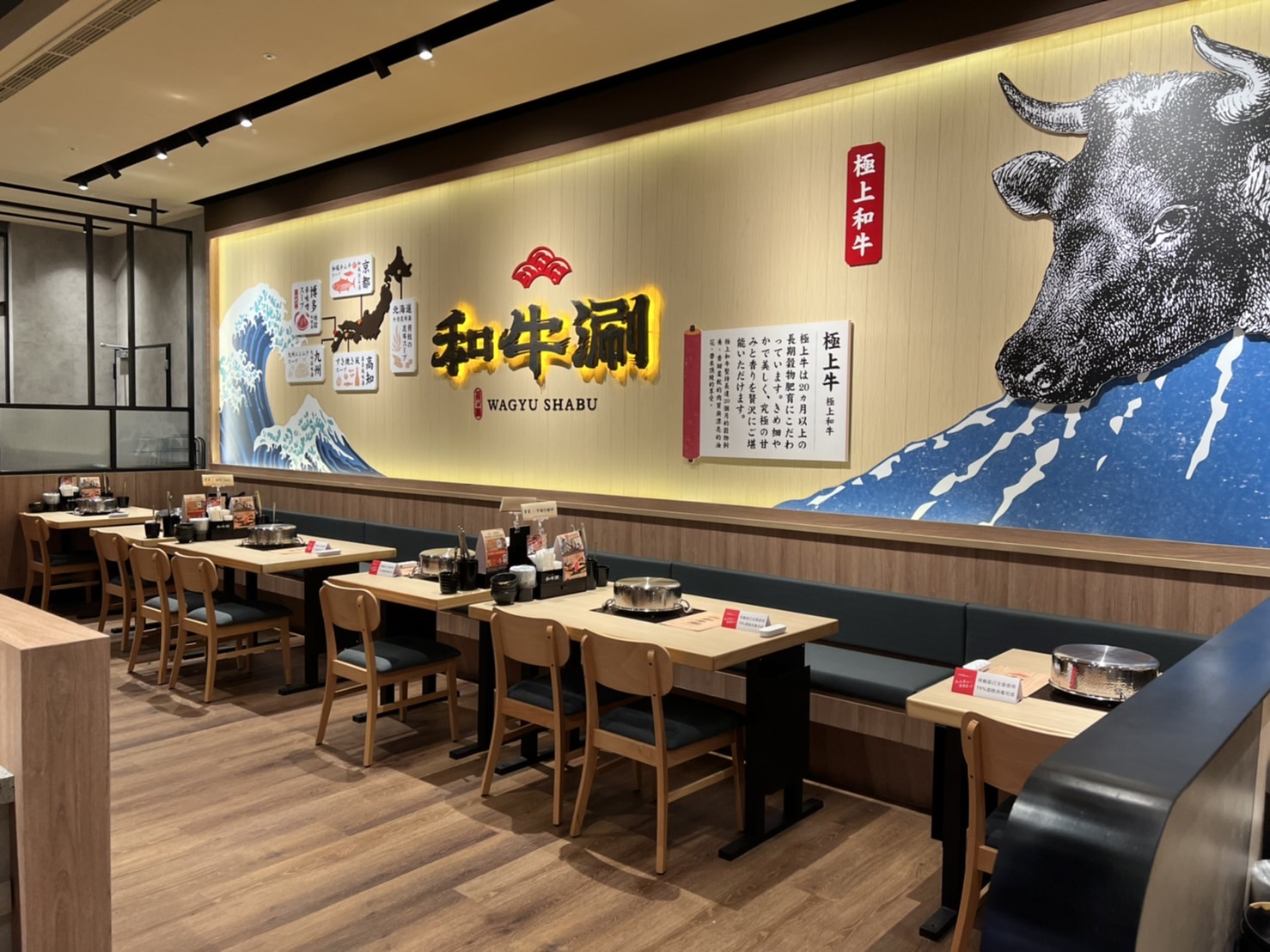 新開幕的桃園崇德店和其它店舖同樣走充滿濃厚日式祭典風格的裝潢設計。