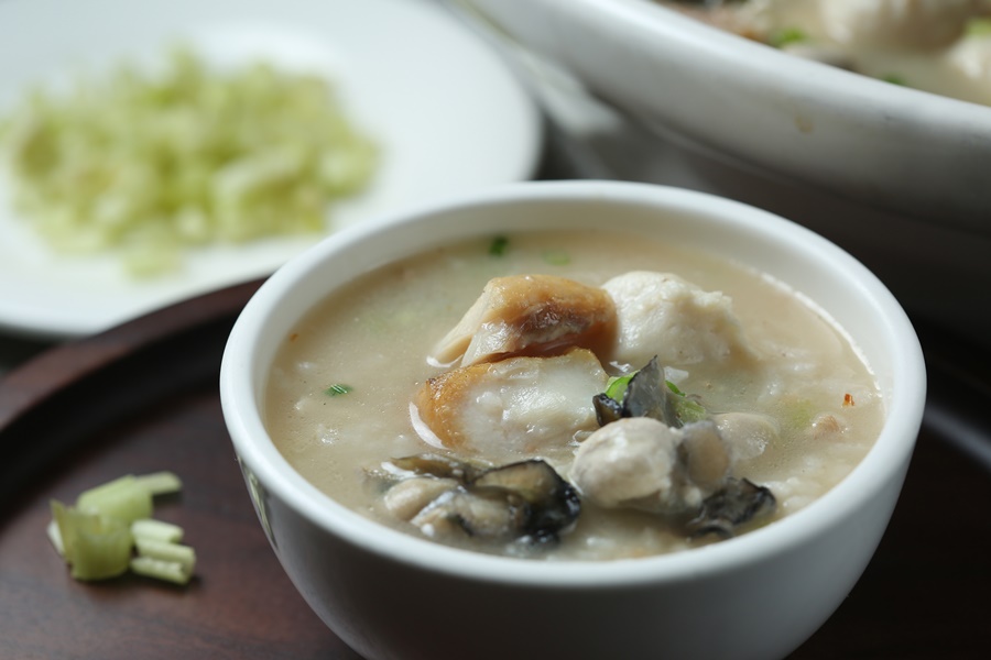 「台南旺海鮮料理餐廳」的「𩵚魠魚粥」集多樣海鮮的華美滋味於濃泔，極鮮美。（台南旺，1,680元／份）