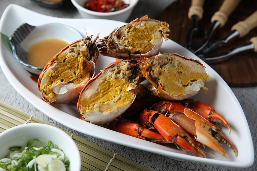 腹凝黃膏的「處女蟳」肉質紮實、鮮味濃郁。（120元／兩，圖中為1,200元／份）