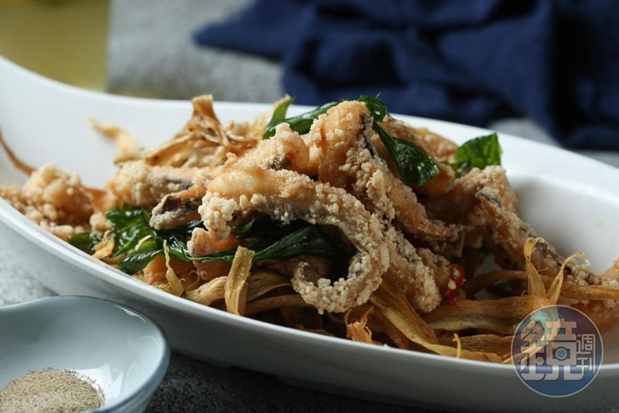 條狀的「酥炸軟絲」外酥內彈，咀嚼時存在感十足。（380元／份）