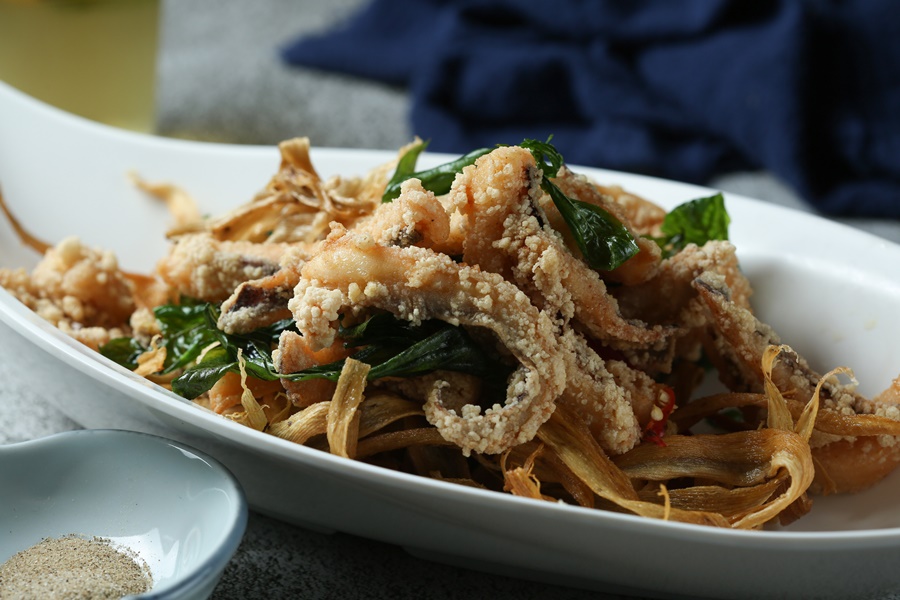 條狀的「酥炸軟絲」外酥內彈，咀嚼時存在感十足。（380元／份）