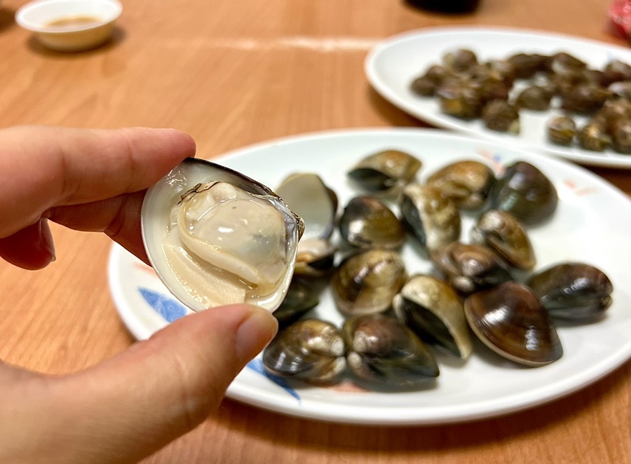 「烤蛤仔」蛤肉飽滿水潤，湯汁流淌，好鮮。