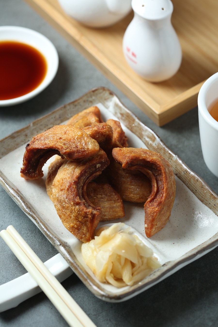 「椒鹽野生烏魚肫」用手撕著吃最過癮。（80元／顆，圖中為320元／份）
