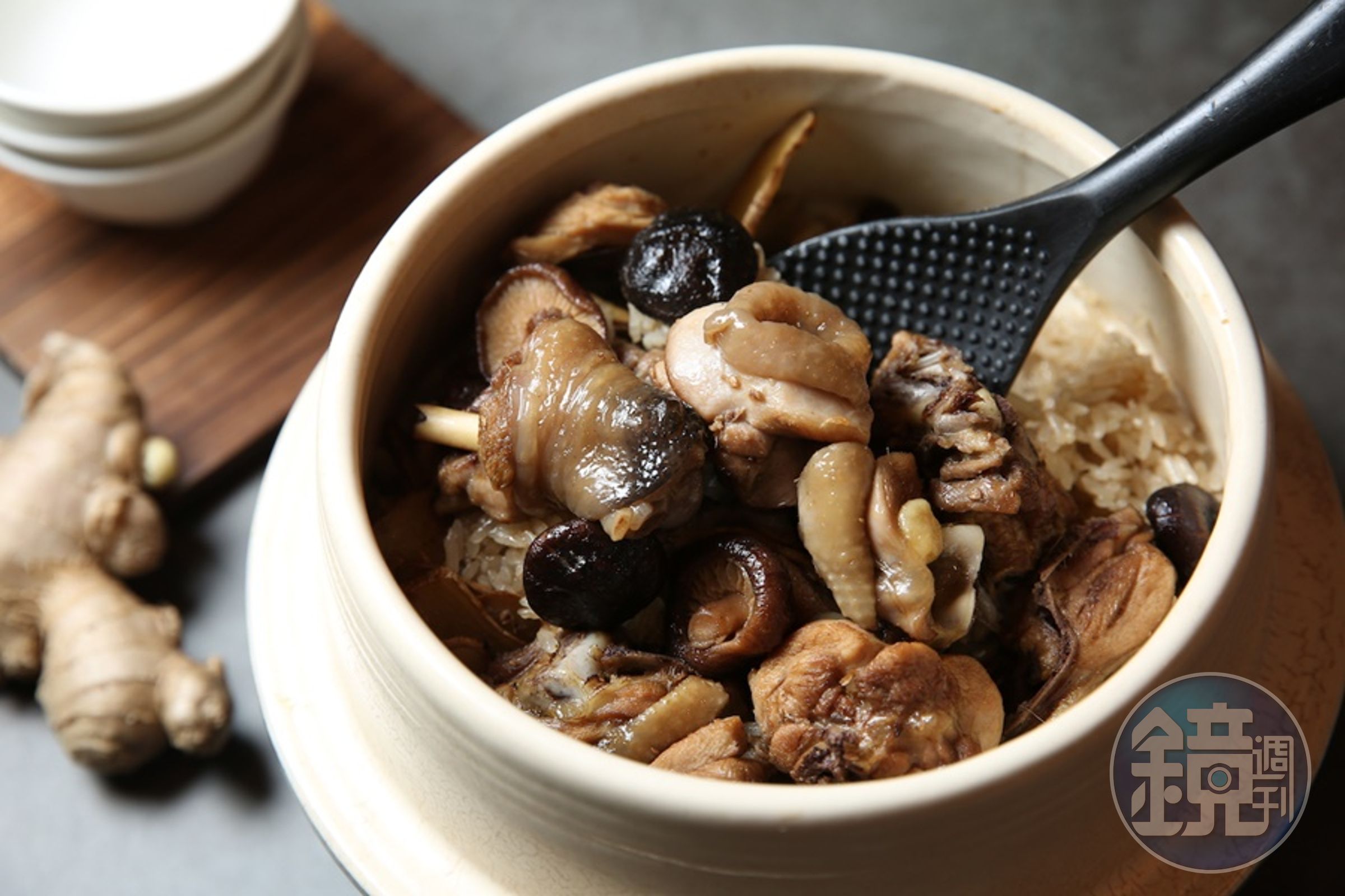 「麻油酒土雞飯」香氣溫和柔斂，雞肉彈嫩。（760元／份）