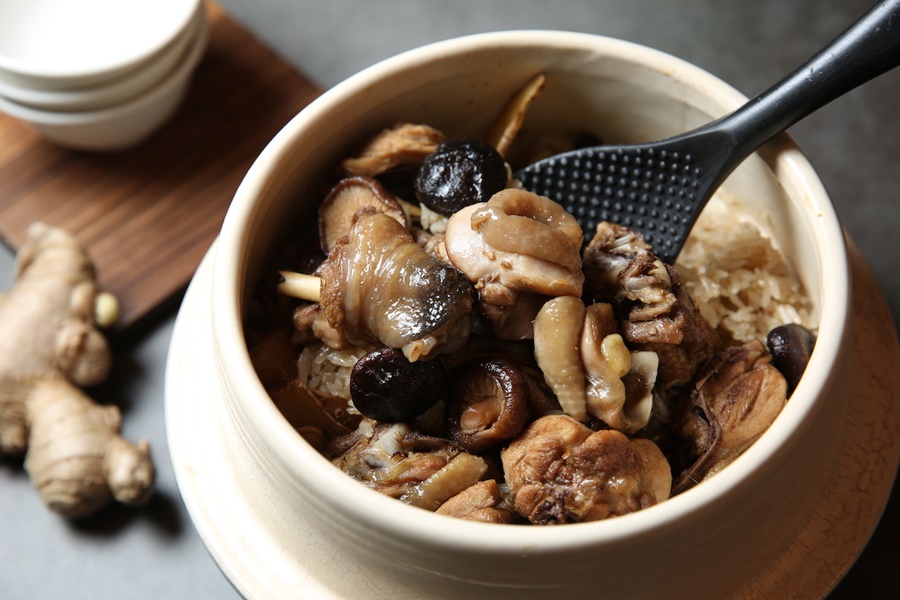 「麻油酒土雞飯」香氣溫和柔斂，雞肉彈嫩。（760元／份）