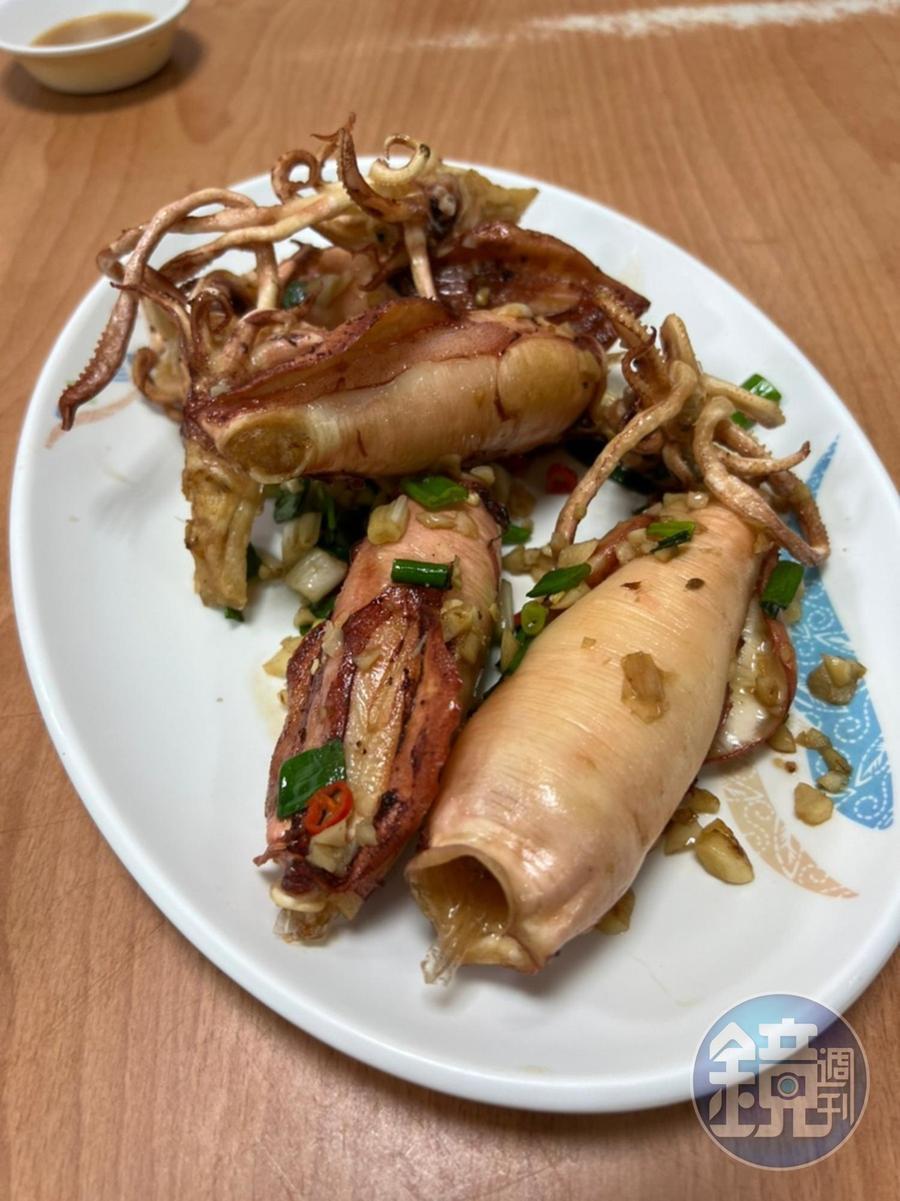 「鹽酥小卷」炸至酥香，內裡爆蛋，鹹香涮嘴。