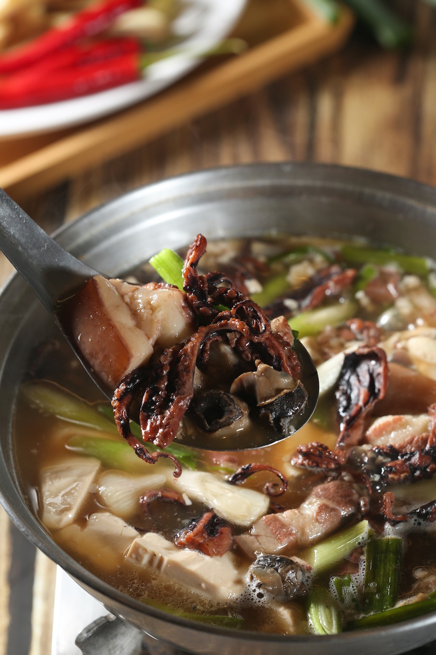 「澎湖石巨乾排骨湯」濃郁甘鮮，越煮越出味。（500元／份）