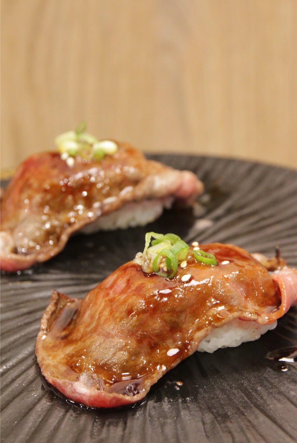 和牛涮讓料理不分主、配角，帶著炙香與細密油脂的「和牛炙燒壽司」即使單飛也受歡迎。