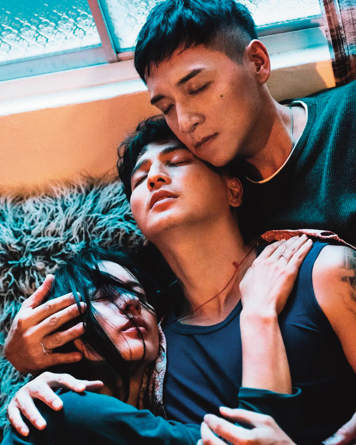 廖曉彤（左起）參與歌手楊奇煜〈不在場祝福〉MV，她感謝推薦的友人，能跟鄭人碩等前輩合作感到很幸福。（翻攝自廖曉彤IG）