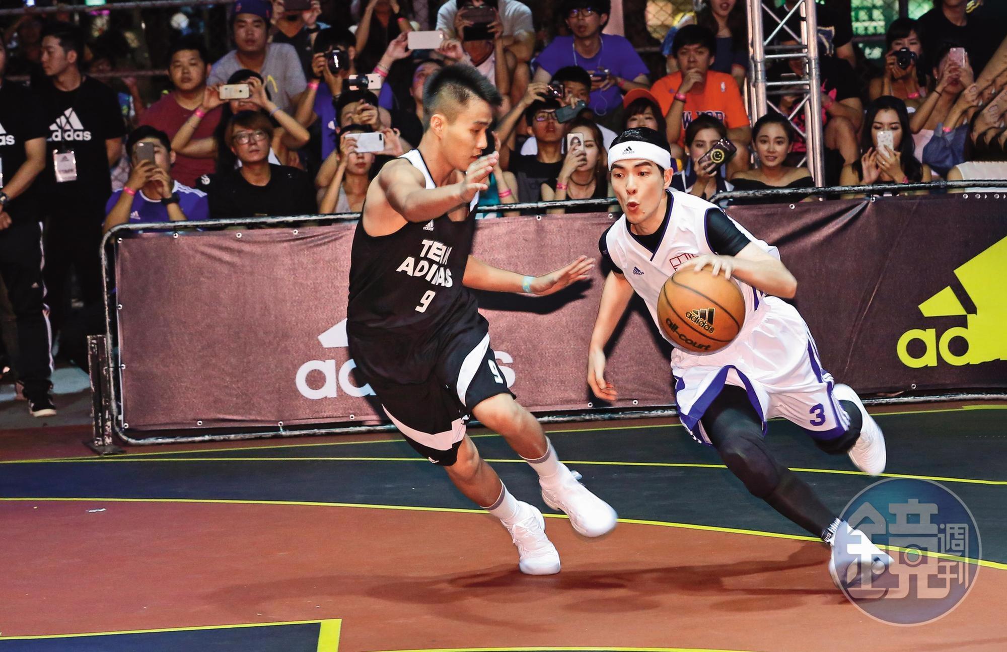 蕭敬騰(右)打籃球拚勁十足,一心想要獲勝。(李鍾泉攝)