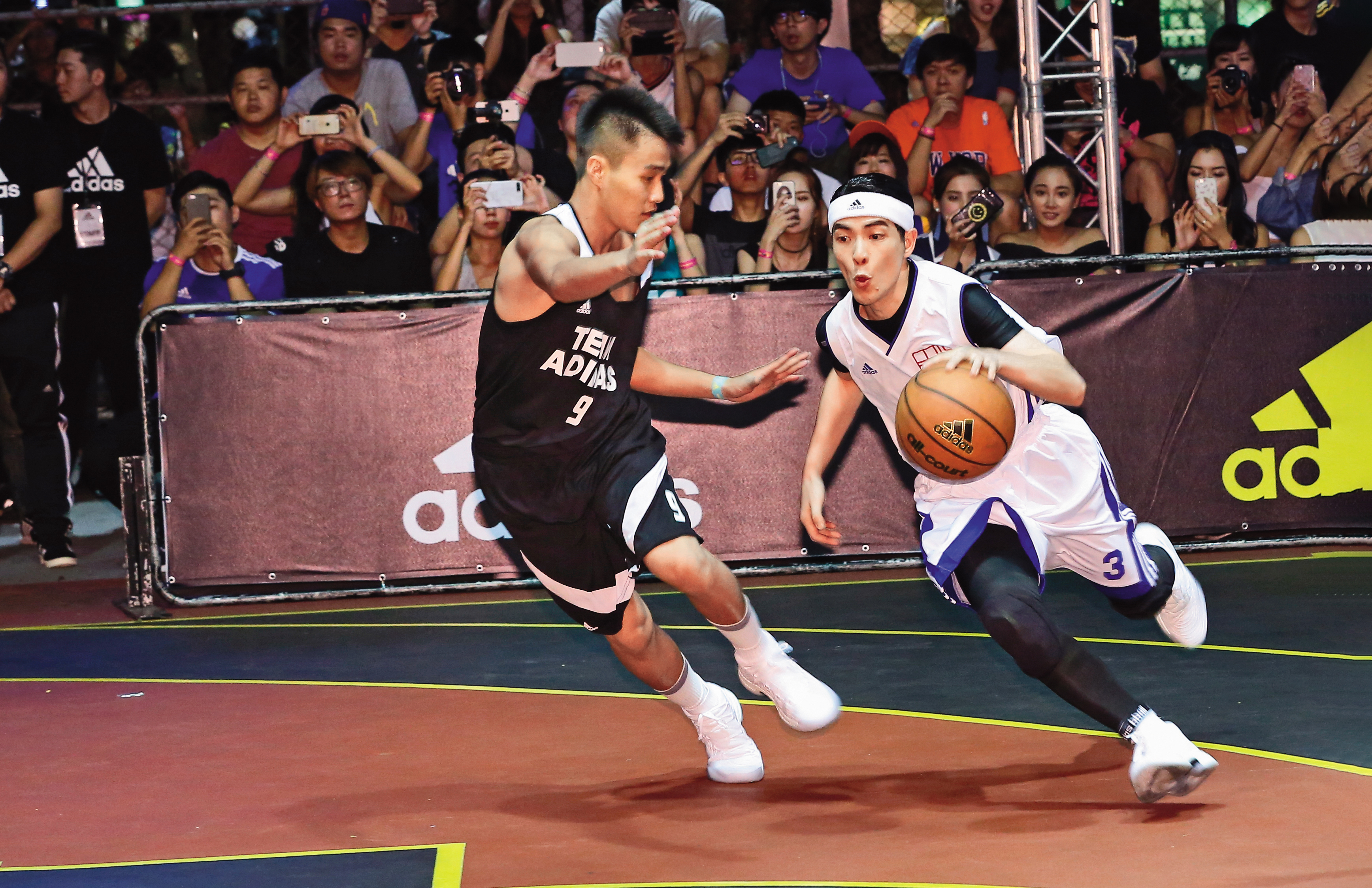 蕭敬騰（右）打籃球拚勁十足，一心想要獲勝。（李鍾泉攝）