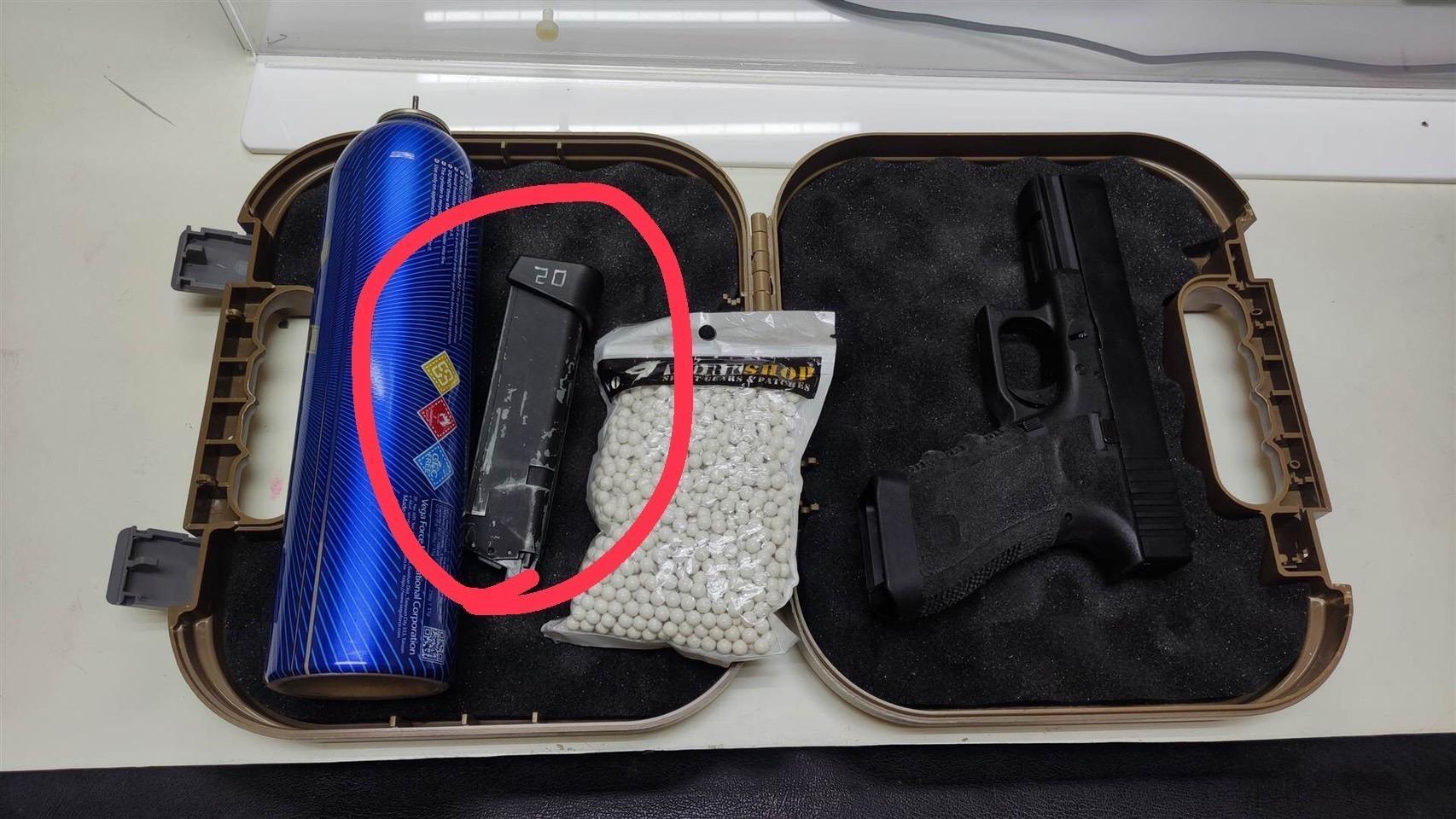 警方查扣的彈匣。(翻攝畫面)