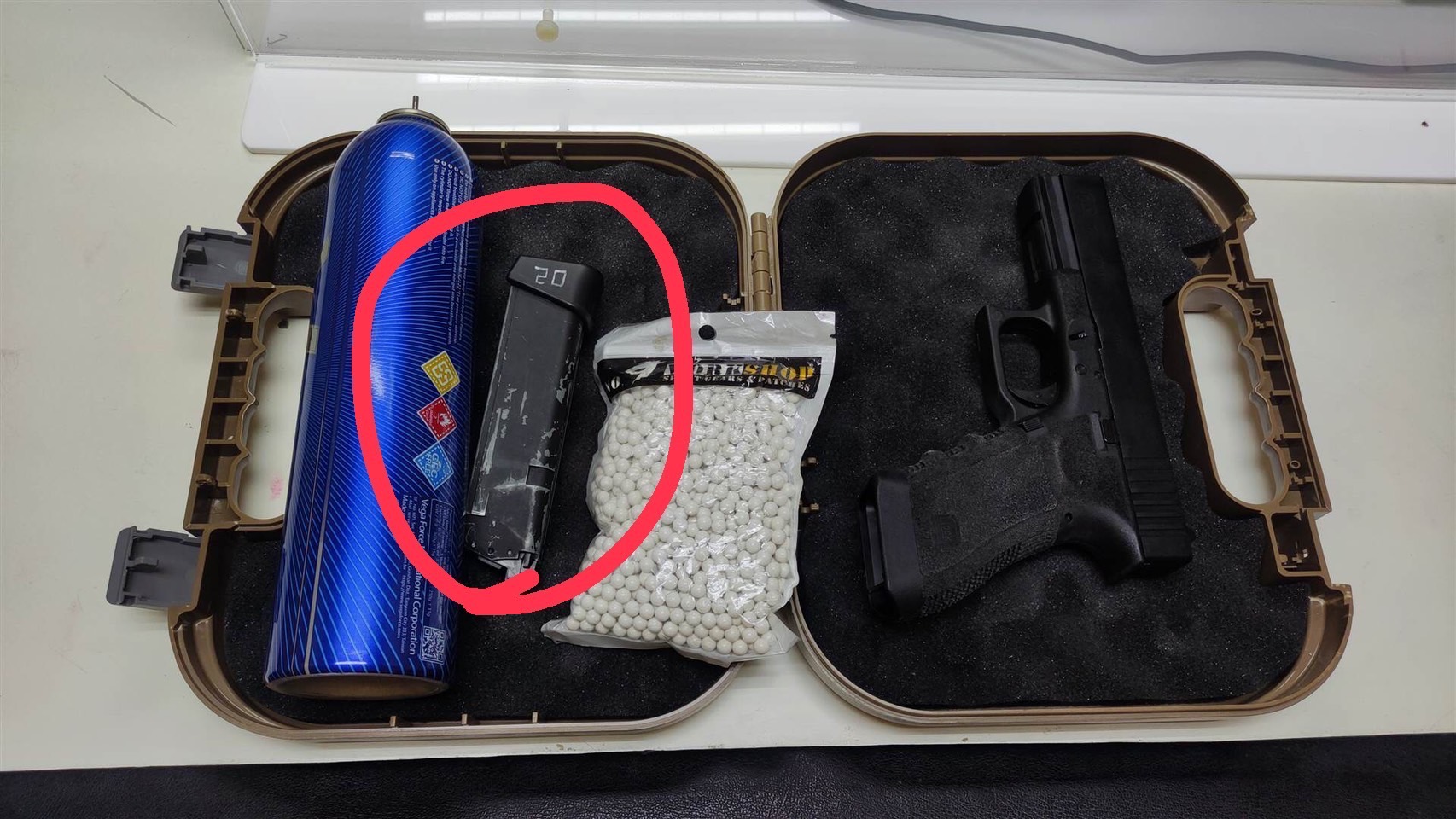 警方查扣的彈匣。（翻攝畫面）