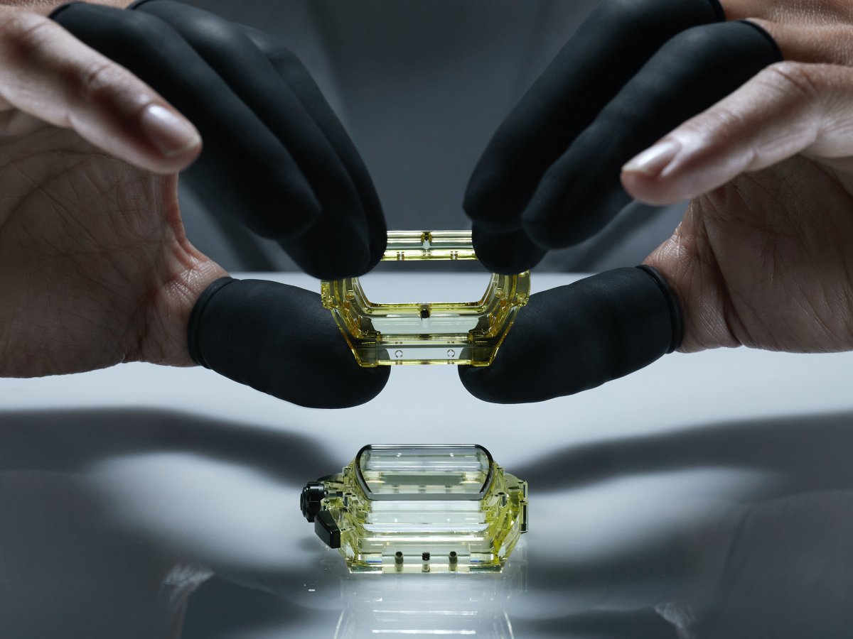 HUBLOT宇舶的製錶師，組裝藍寶石水晶錶殼的過程。