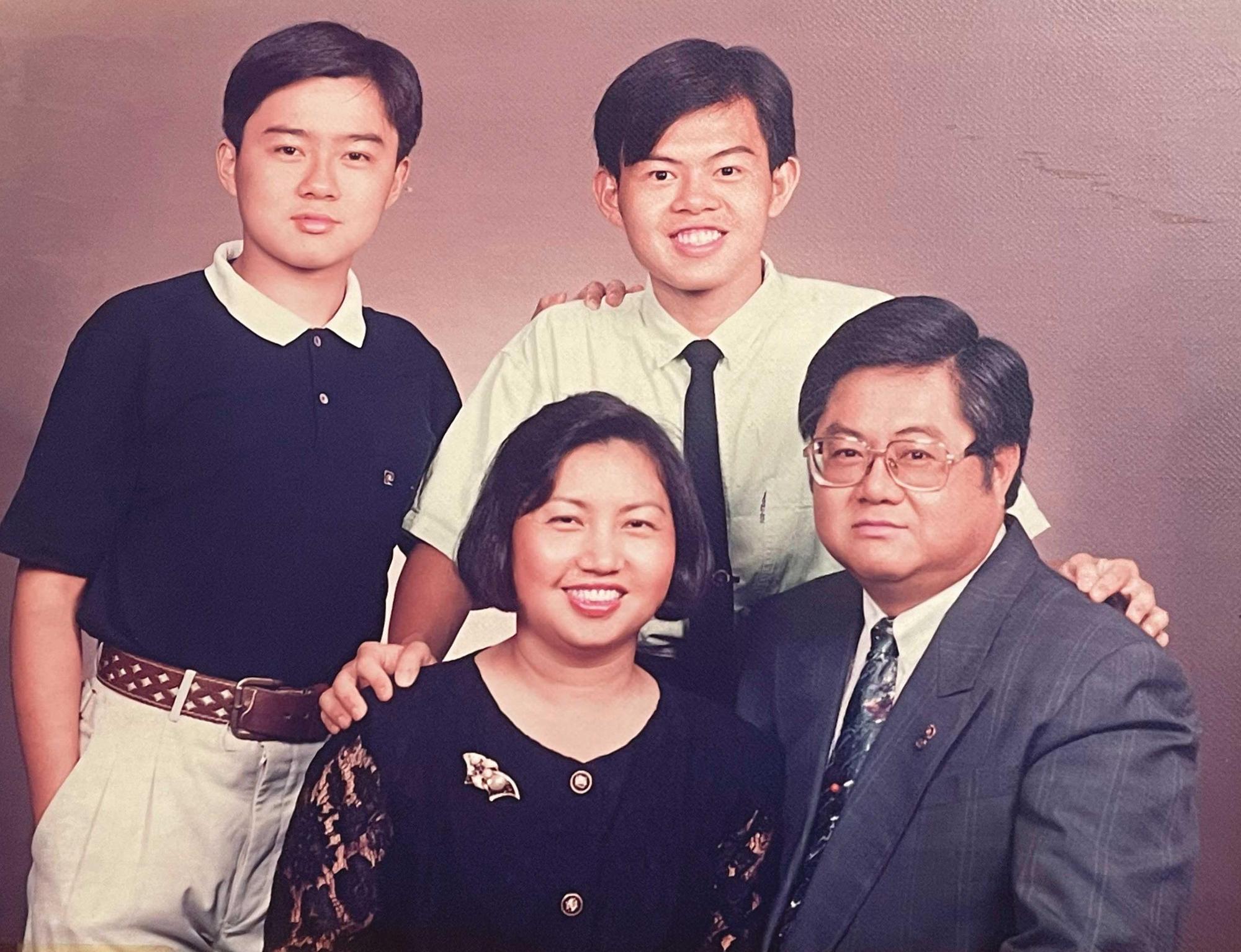洪士峰（後排右）說，父親洪明雄口才辯給，是他與弟弟洪啓原（後排左）的偶像。（不二緻果提供）