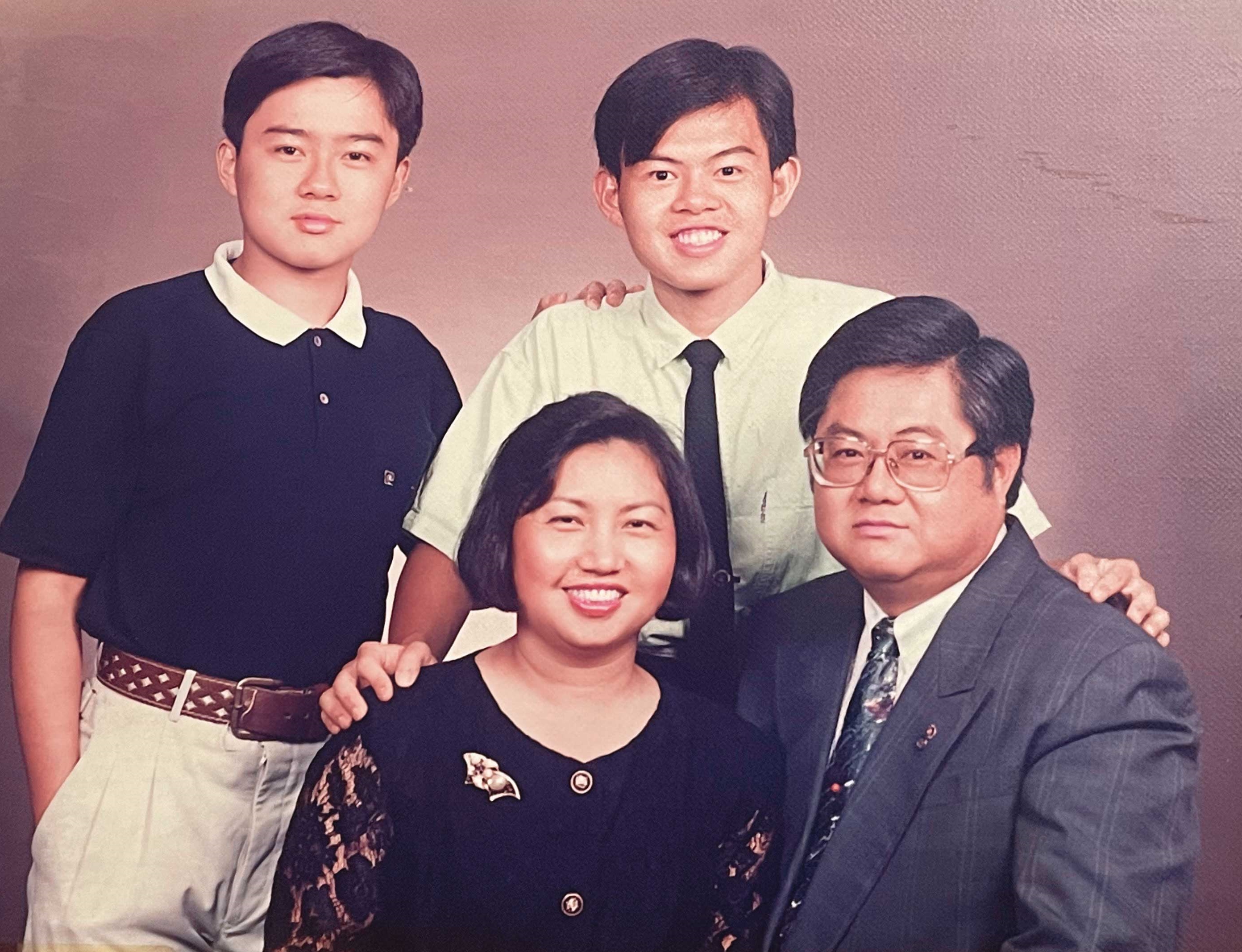 洪士峰（後排右）說，父親洪明雄口才辯給，是他與弟弟洪啓原（後排左）的偶像。（不二緻果提供）