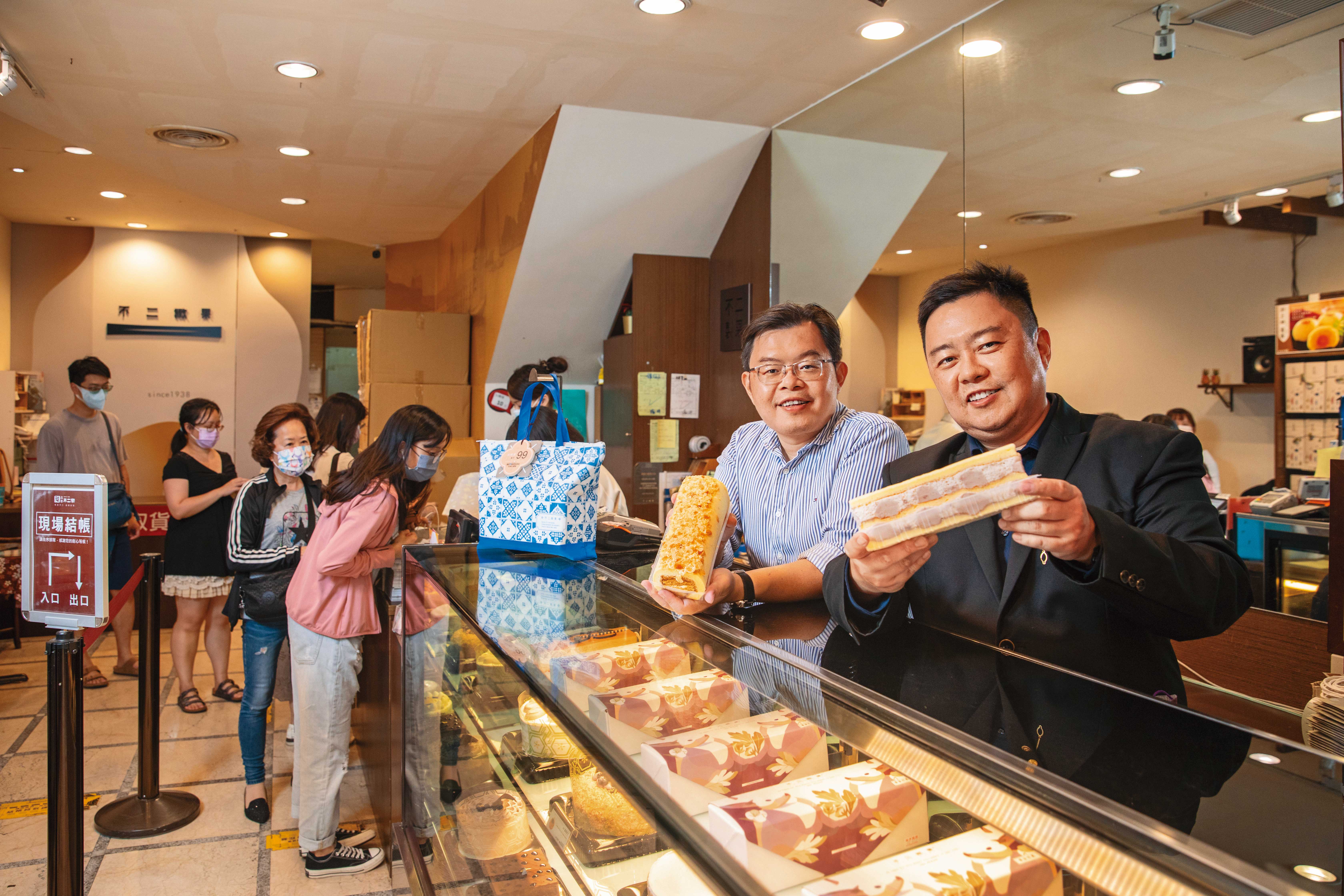 不二緻果第三代洪士峰（右2）、洪啓原（右1）兄弟，以日賣2千條的真芋頭蛋糕及拿破崙派還清負債，撕下敗家子標籤。（真芋頭270元／條，拿破崙派240元／條）