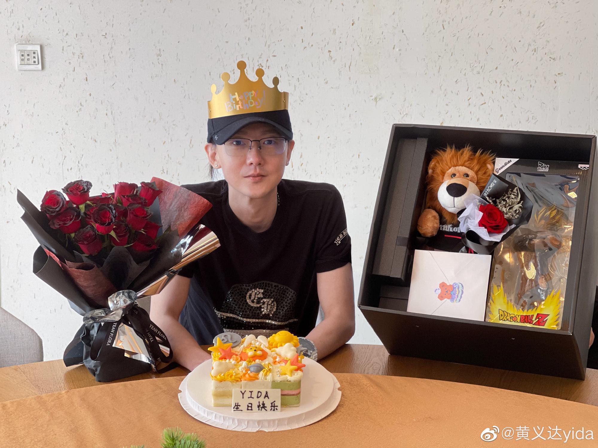 黃義達戴著眼鏡的模樣與過去看來不大相同。(翻攝自黃義達微博)