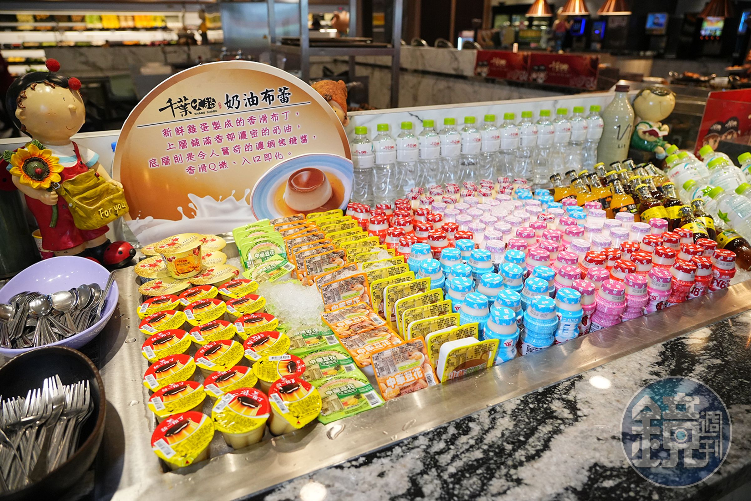 經營超市時看見養樂多、統一布丁等甜點深受顧客喜愛，李昆霖與呂秀春創立千葉火鍋時沒考慮成本，就將產品擺進吃到飽的店裡。