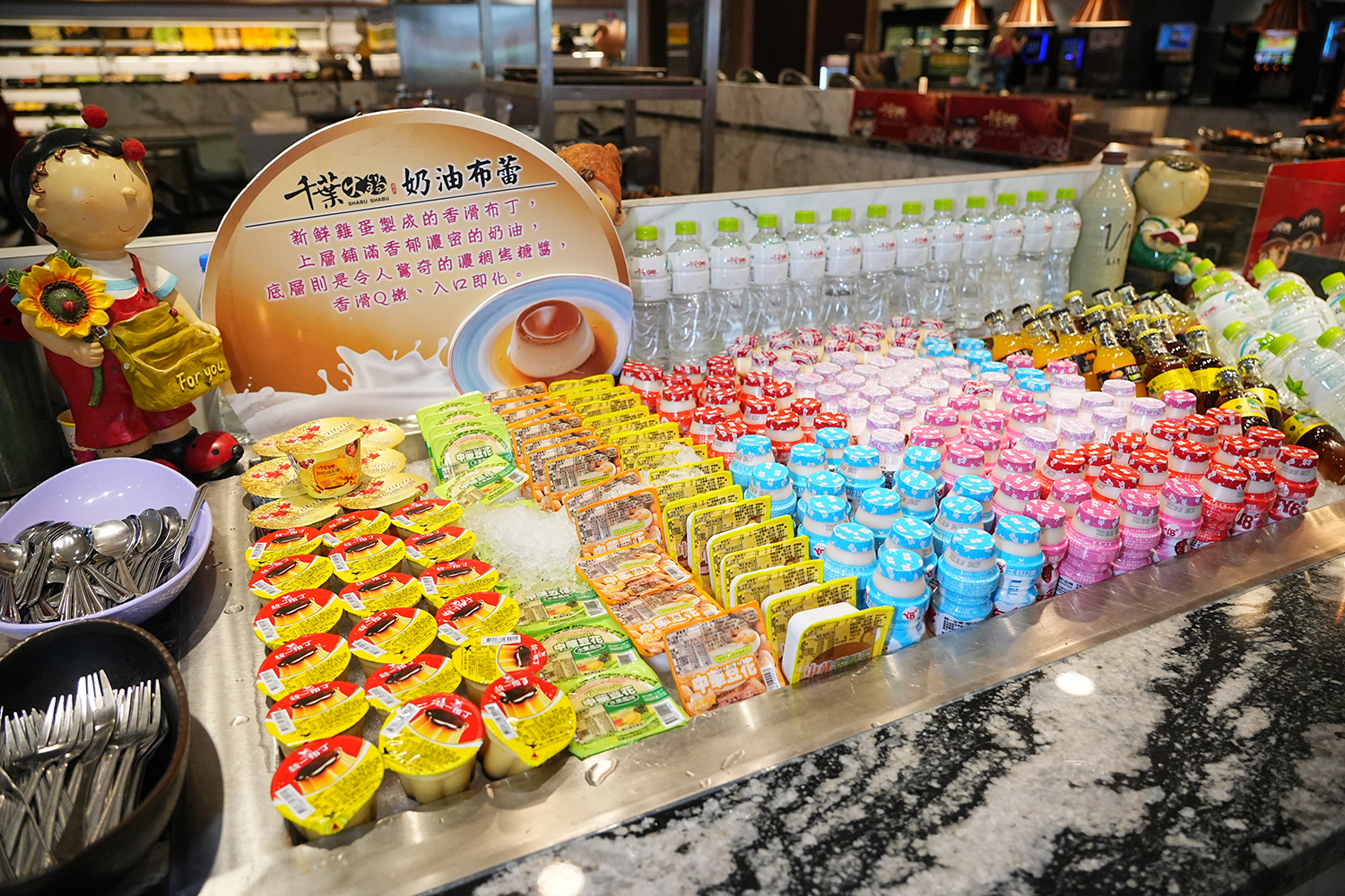 經營超市時看見養樂多、統一布丁等甜點深受顧客喜愛，李昆霖與呂秀春創立千葉火鍋時沒考慮成本，就將產品擺進吃到飽的店裡。
