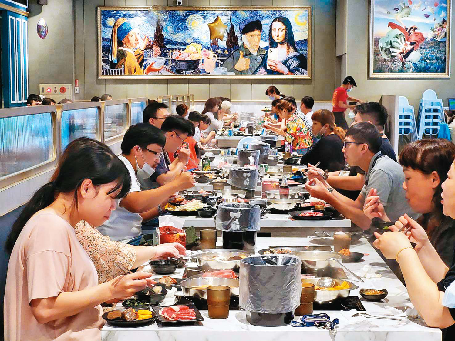 千葉火鍋建築都是自建,堅持一店一設計,8月開幕的桃園中壢店耗資5千萬元打造,翻玩名畫,要成為網美打卡點。(千葉餐飲集團提供)