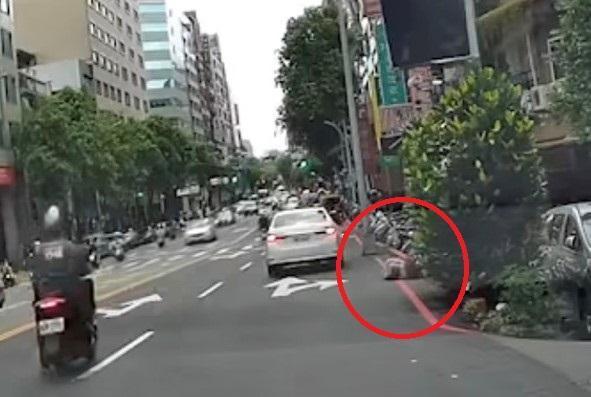 後方車輛行車紀錄器拍下周男遭輾過程。(翻攝自臉書《爆廢公社》)