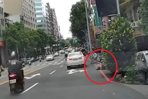 後方車輛行車紀錄器拍下周男遭輾過程。（翻攝自臉書《爆廢公社》）