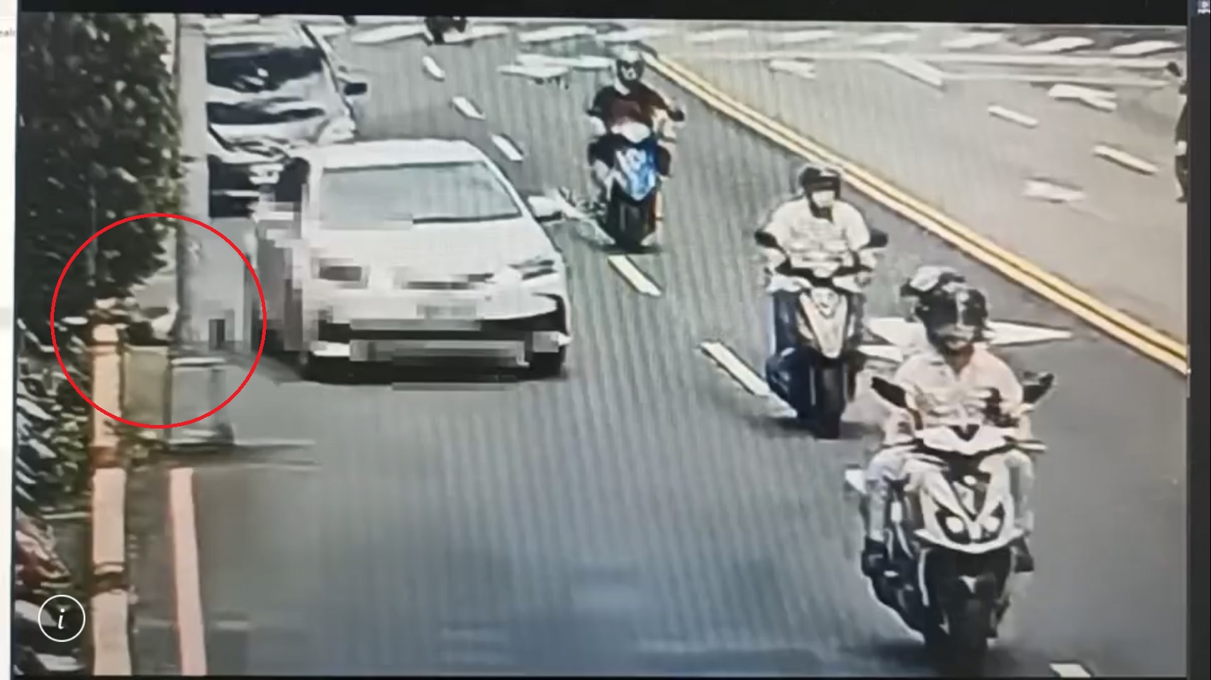 林男沒注意到路邊周男，前後輪陸續輾過周男2次。（翻攝畫面）
