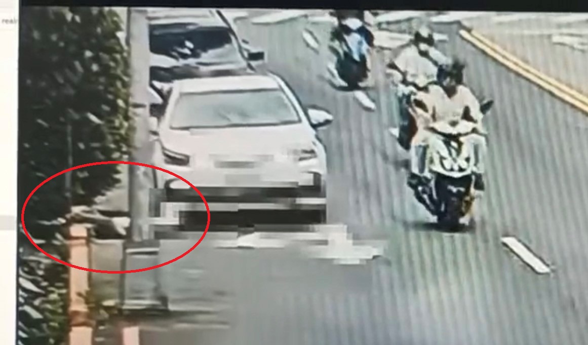 周男（紅圈）酒醉躺在路邊，遭林男車輛輾過。（翻攝畫面）