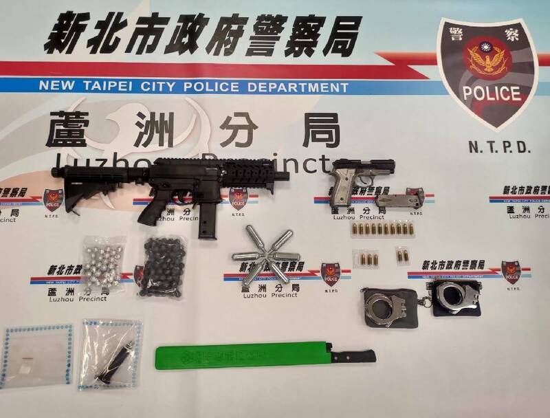 蘆洲分局三民所員警取締違規停車竟然意外查扣槍彈、毒品與手銬。(警方提供)