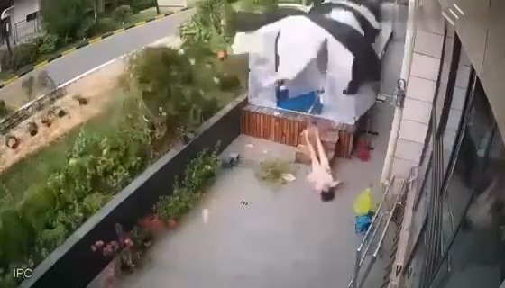 天外飛來一磚頭，直接砸中女子頭部。（翻自微博）