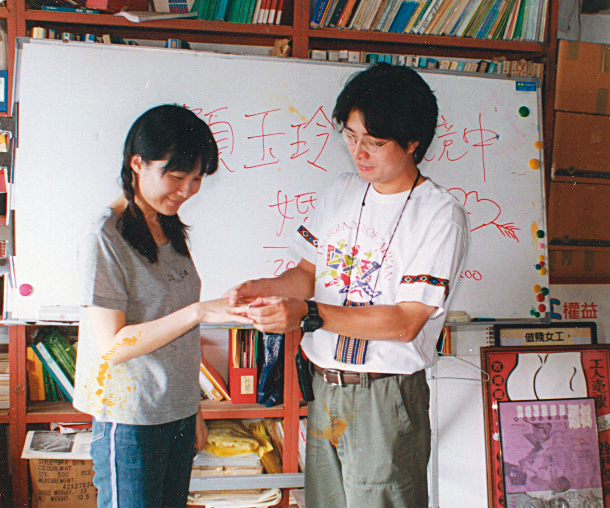 顧玉玲（左）與先生張競中（右）當時同為工人立法行動委員會成員，私人的感情、婚姻生活也是集體的一部分。（翻攝顧玉玲臉書）