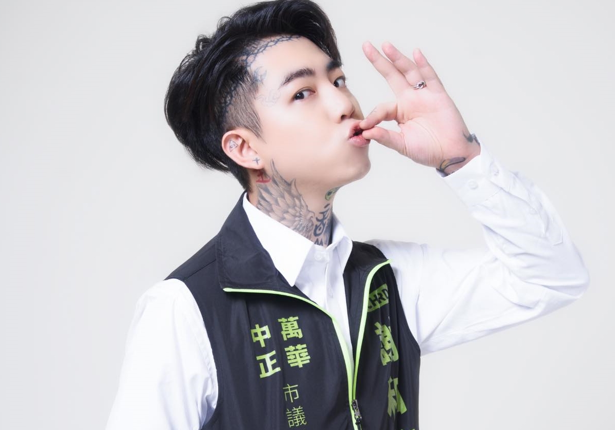 謝和弦今po文表示，8月底前若民進黨宣布換掉林智堅，「我在台北發100份雞排」，結果林馬上就宣布退選。（翻攝自謝和弦臉書）