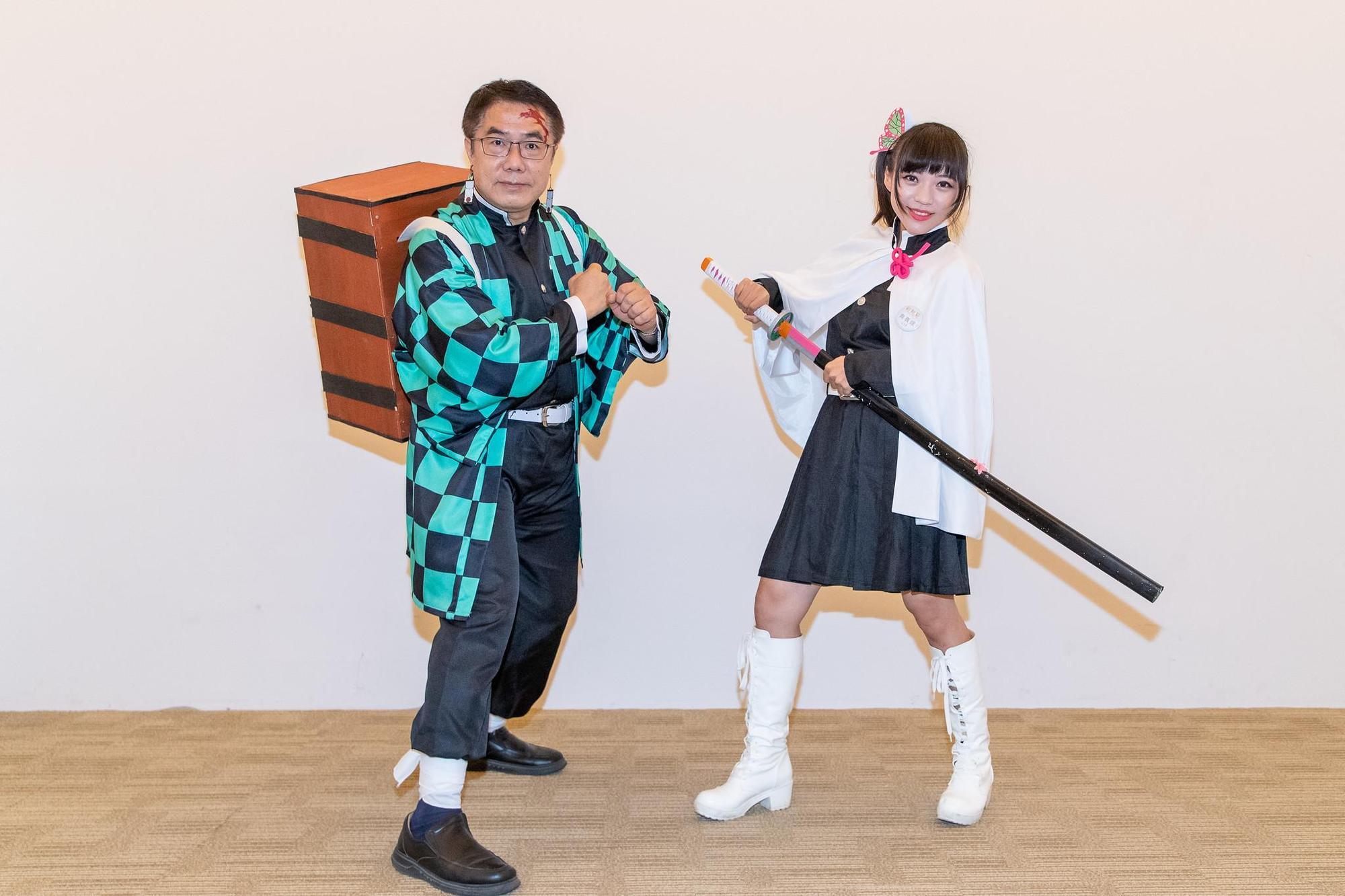 臺南市長黃偉哲(左)繼挑戰鬼滅之刃後,明晚南美館午夜專場Cosplay新造型令人期待。(臺南市政府提供)