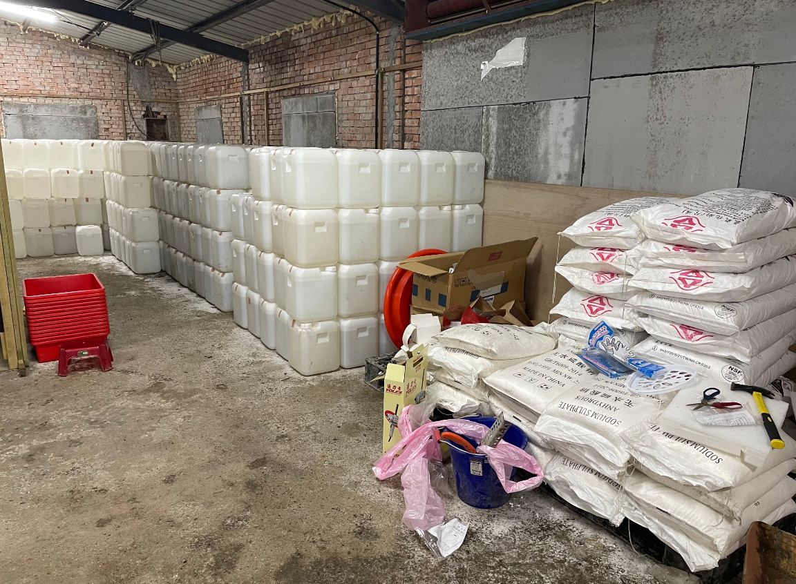 警方在宜蘭山區一處工寮找到大批製毒原料。（警方提供）