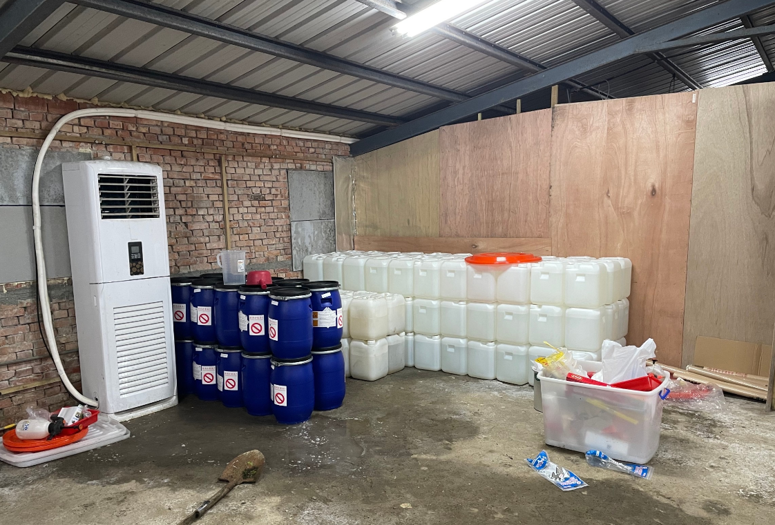 宜蘭山區一處工寮被發現藏有大批製毒原料,可製成上億元毒品。(警方提供)