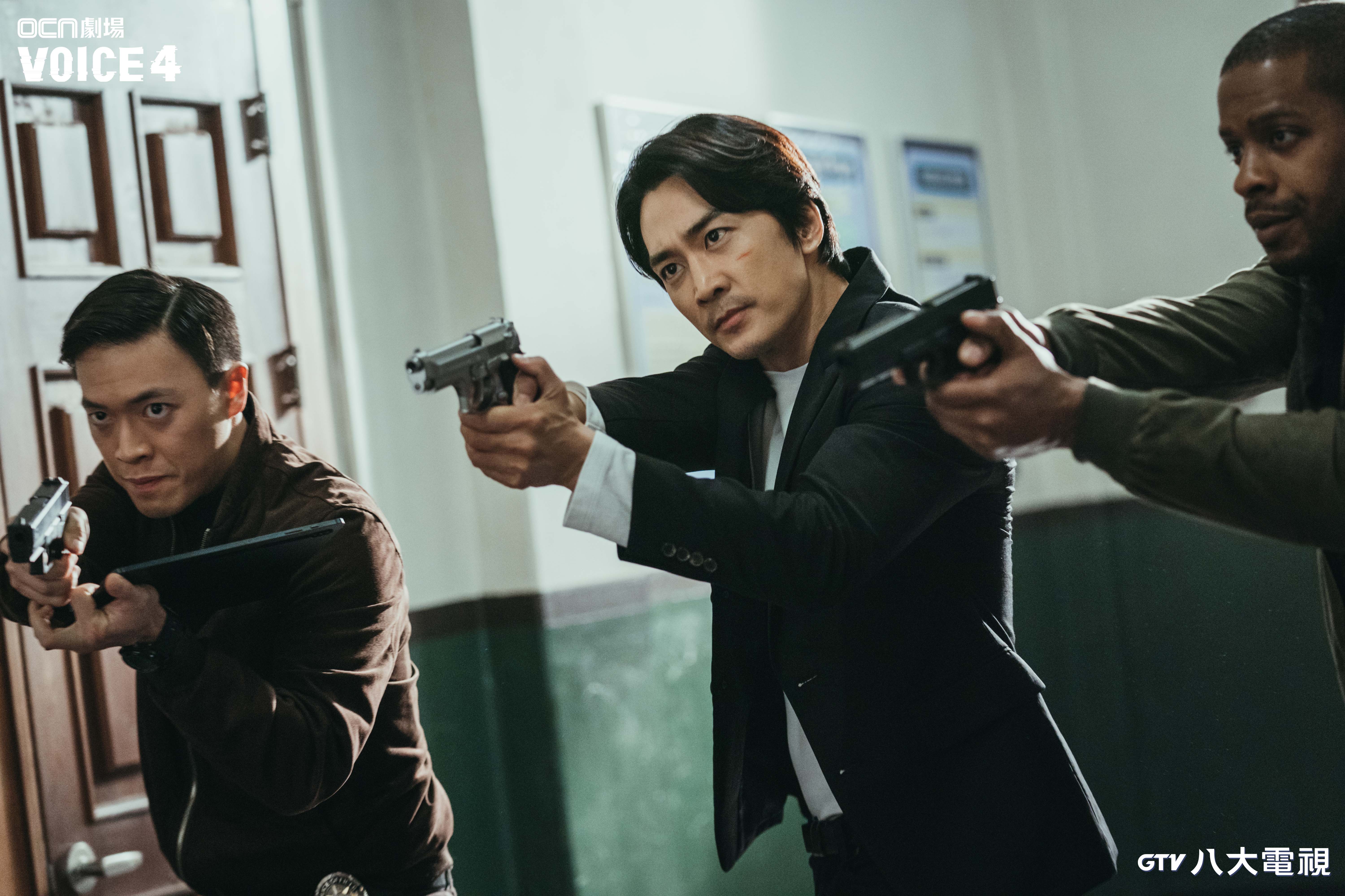 宋承憲拍《VOICE4》因對手演員隨手關門，讓跟隨在後面的他慘吃「閉門羹」。（八大電視提供）