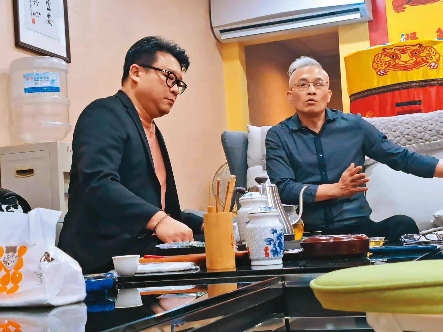 神武企業帝君會董事長麒哥(右)協助營救受困緬甸的台灣人。(帝君會提供)