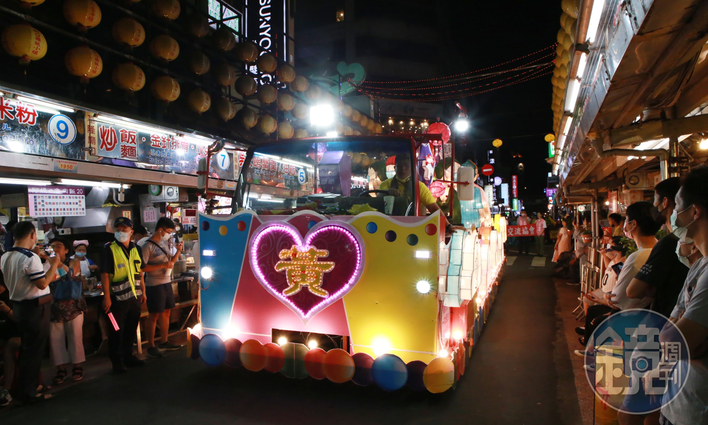 放水燈花車遊行當日各宗親會各自在花車上展奇招。