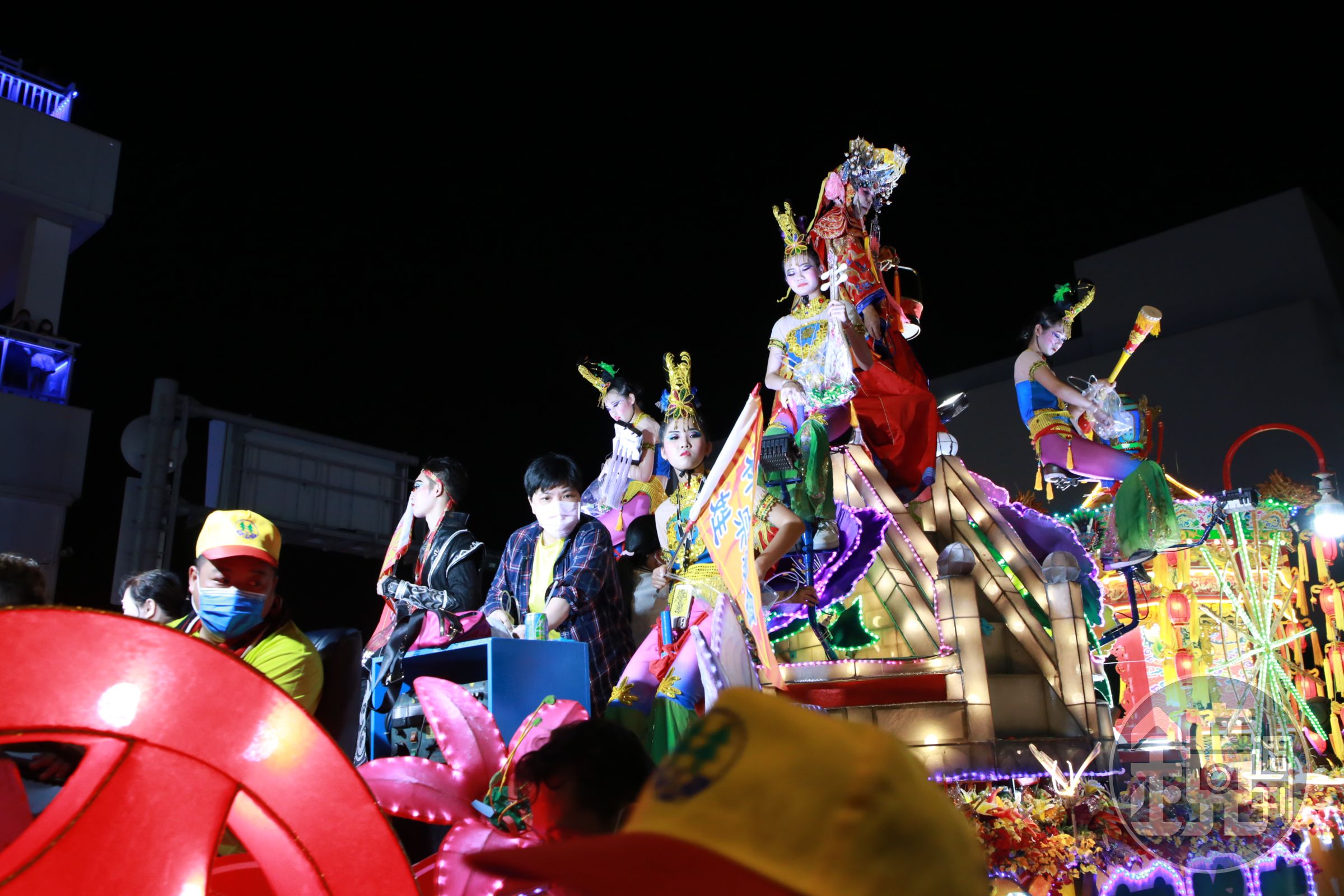 各種精彩的花車表演。