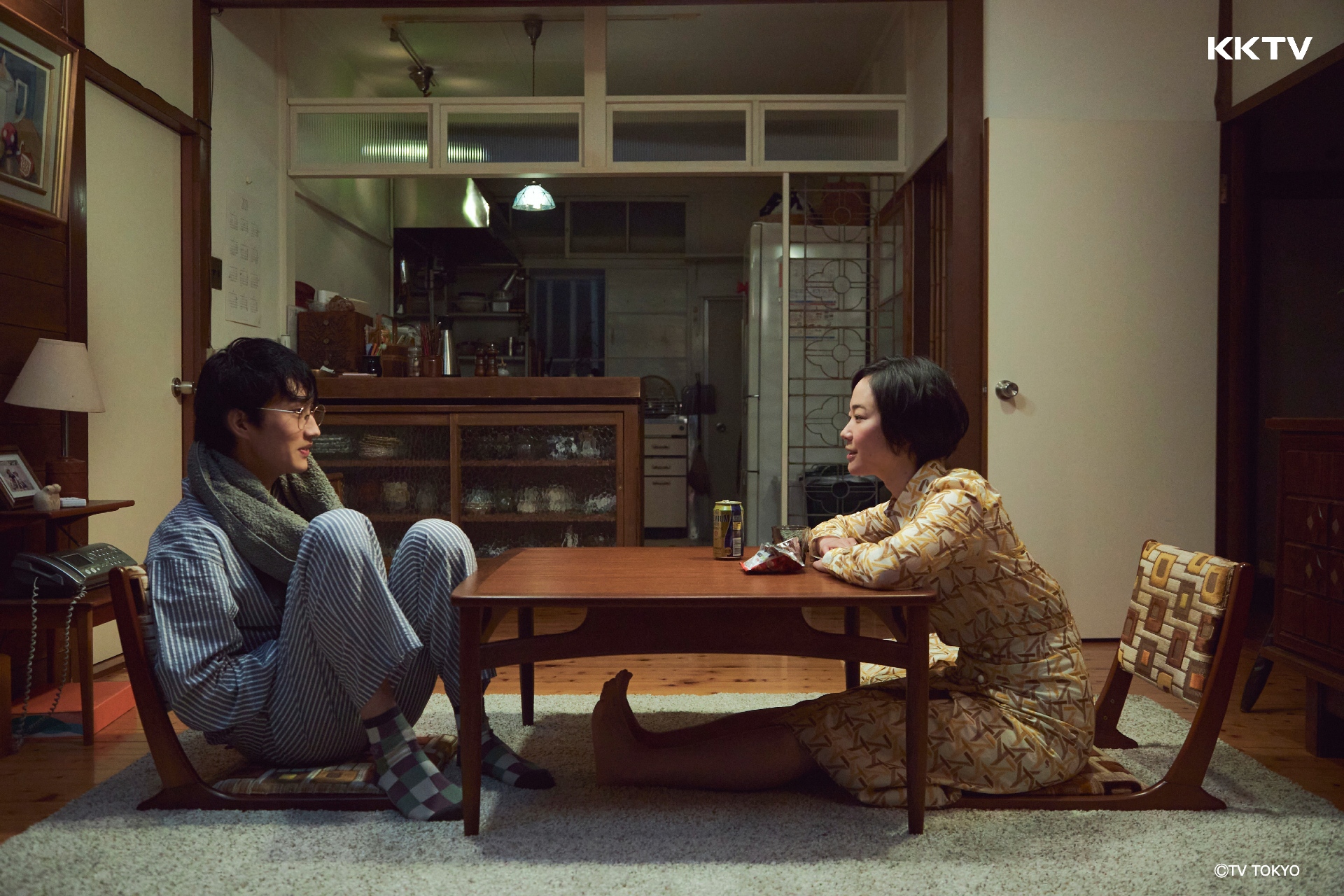 黑木華（右）與杉野遙亮在新劇《我的姊姊》飾演姊弟，日常的互動和對話內容引發觀眾共鳴。（KKTV提供）