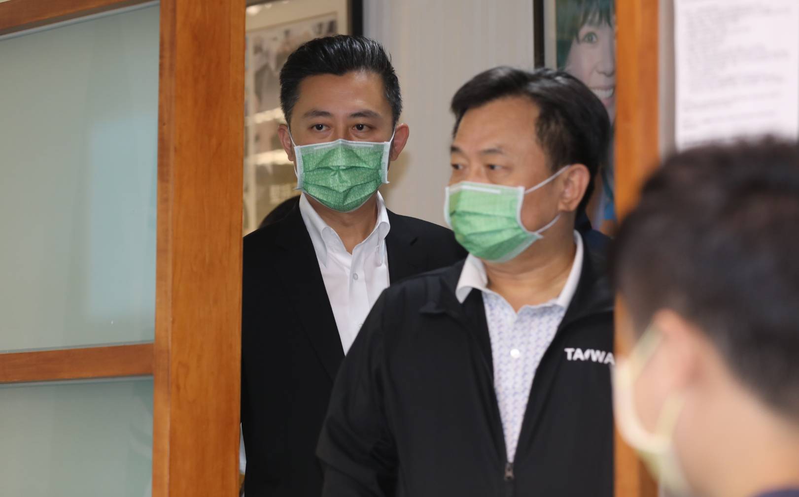 林智堅論文門被導向「民進黨VS台大」的輿論對決,眼見傷害要擴大,黨內開始出現不同聲音,最後蔡英文也決定快刀斬亂麻。