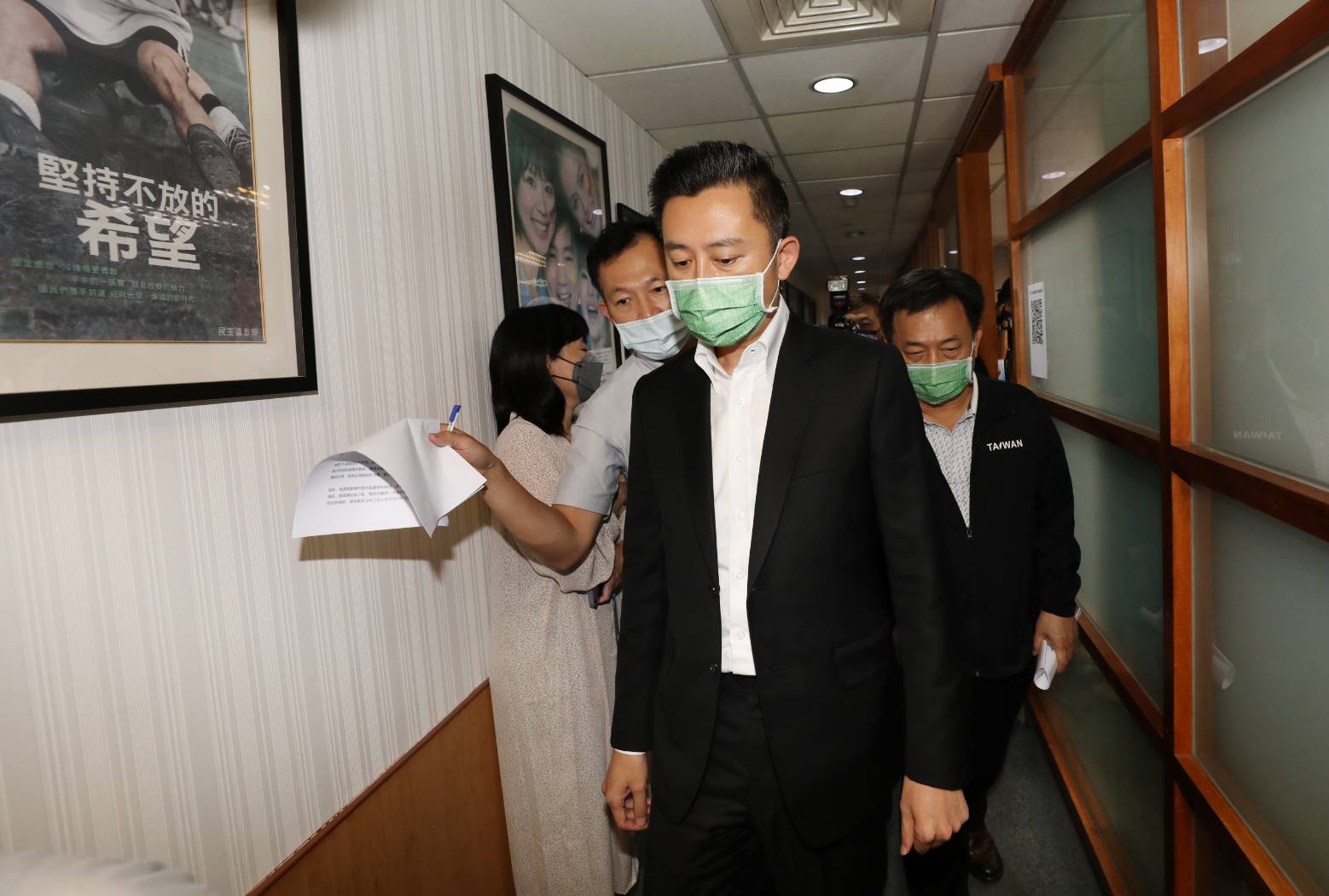 中華大學認定林智堅碩士論文抄襲且情節重大，國圖收到來文後已下架其電子論文。