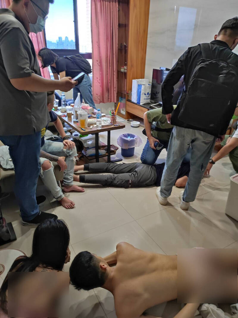 警方攻堅，壓制陳女後，隔壁房裡正有一對詐欺檔情侶在做愛。（警方提供）