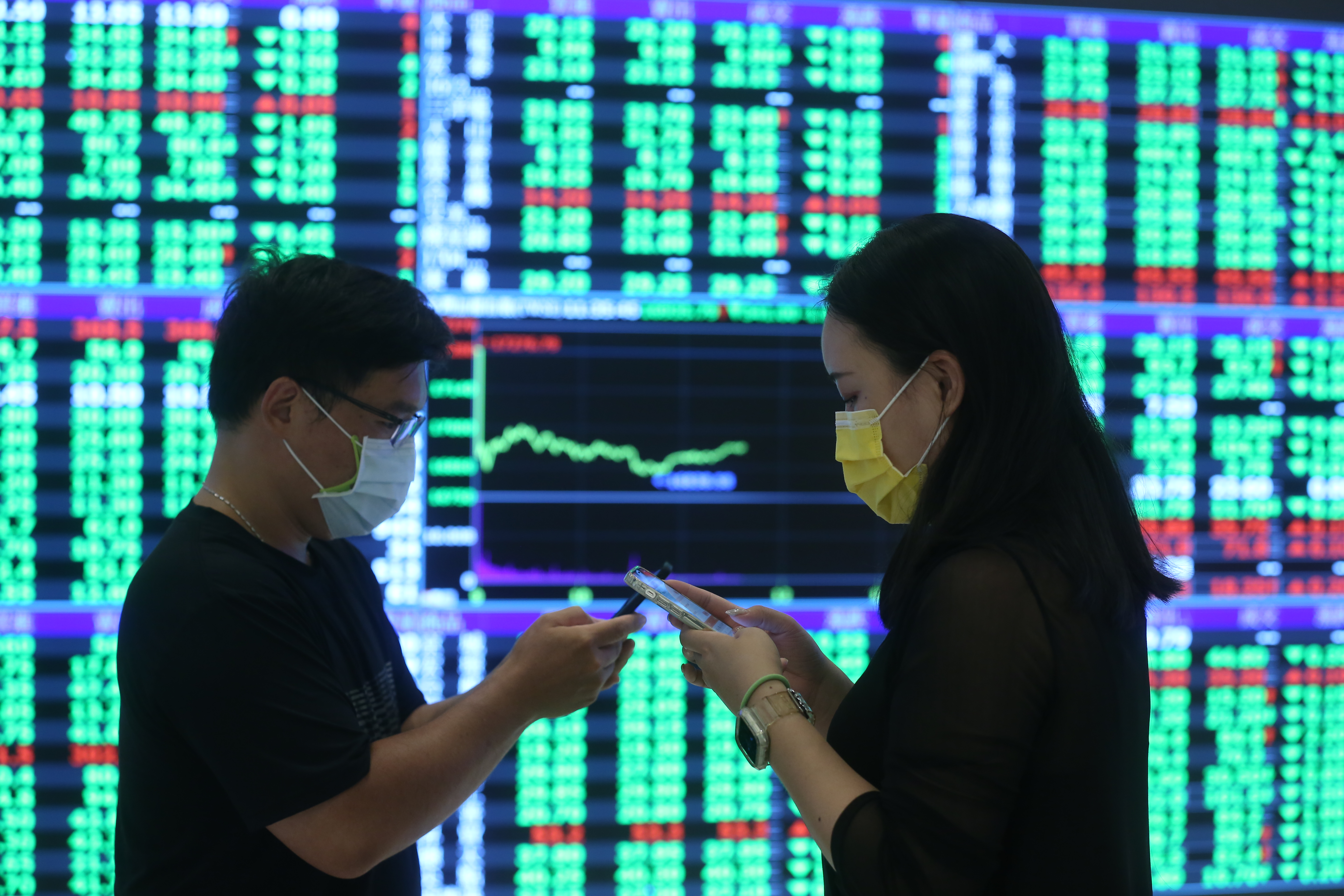 由於國安基金主要任務在護盤，想跟單務必掌握買黑不買紅原則。（本刊資料照）