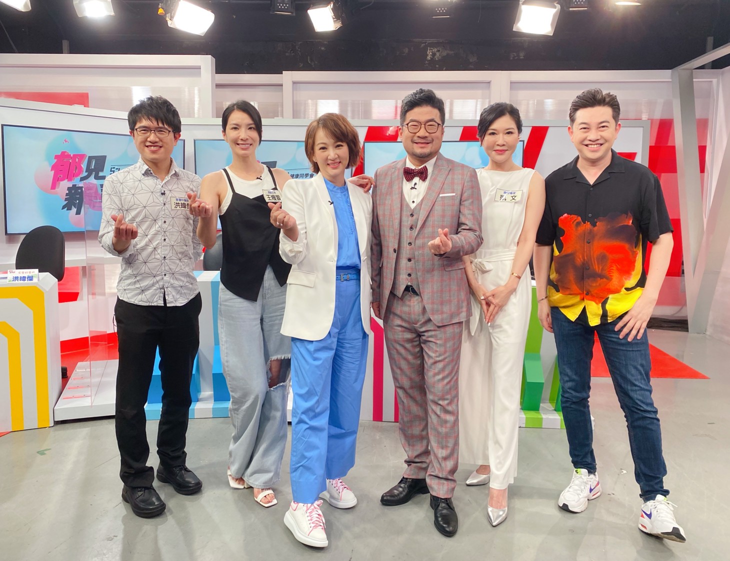 凱文、李明川、王嫚萱及家醫科洪暐傑醫生在節目中討論動齡祕訣。（完美國際提供）