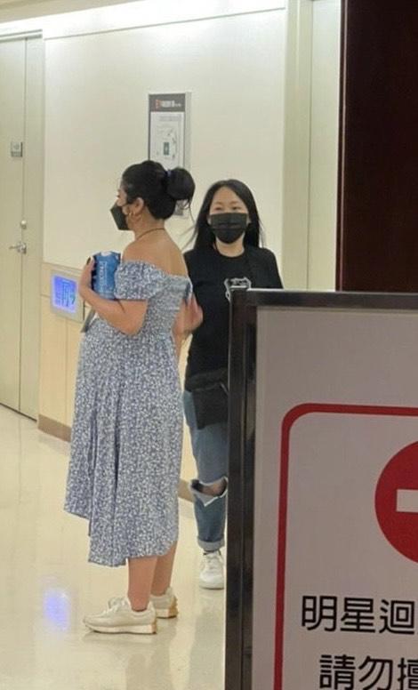 瘦子老婆Jennifer挺孕肚力挺瘦子開唱。（讀者提供）